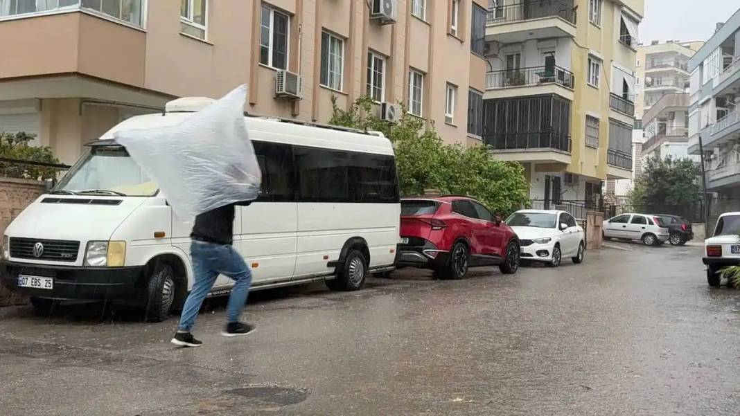 Sağanak Yağış Antalya’yı Vurdu: Araçlar Yolda Kaldı! 1